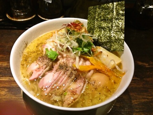 5分ほどで味玉白鶏麺が着丼。