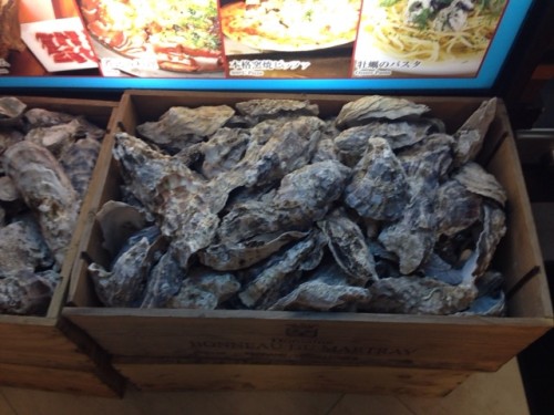 店の前には牡蠣がたくさん。