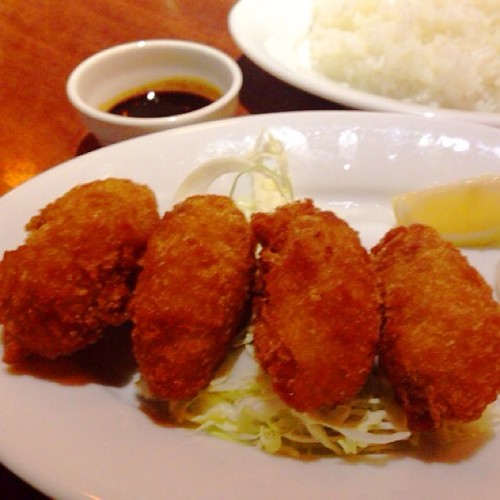 席に戻ったら、すぐに牡蠣フライ到着です。