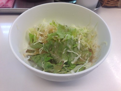 まずはサラダ。