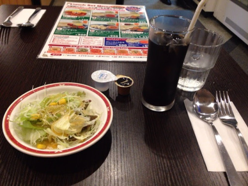 待つこと数分でサラダとドリンクです。