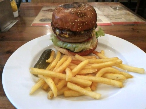 待つこと数分、いよいよグルメバーガー着丼です。