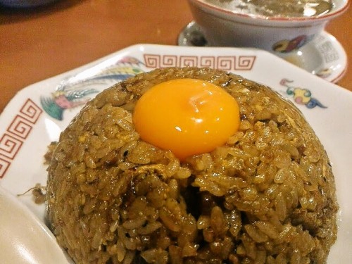 黒いヤキメシに黄色が色鮮やかですね!